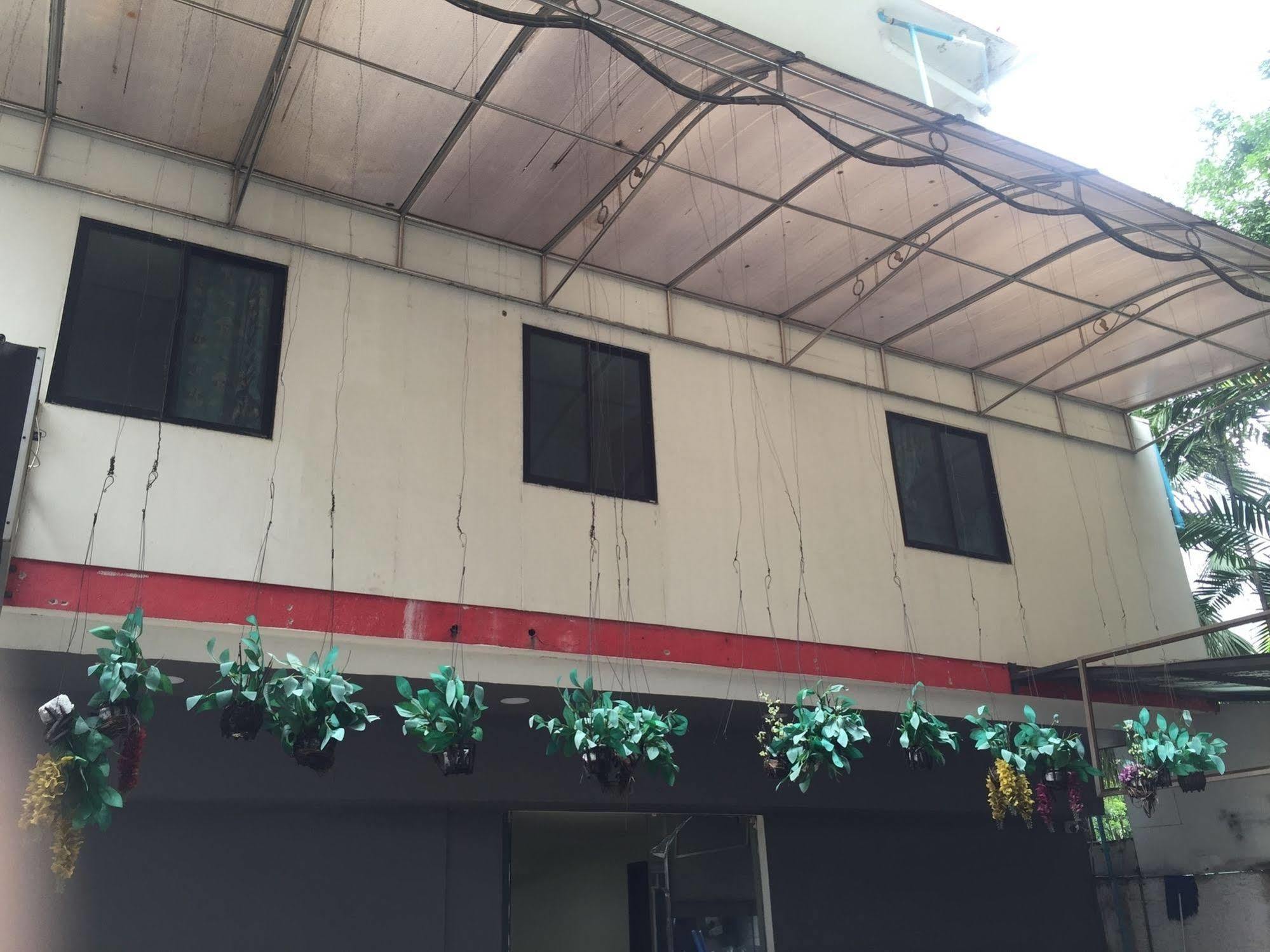曼谷 乌诺宾馆酒店 外观 照片
